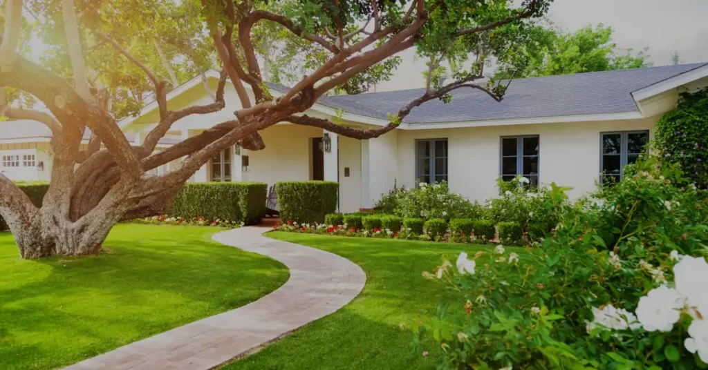 Stenl&auml;ggning och dr&auml;nering i ett hus i Kungsbacka